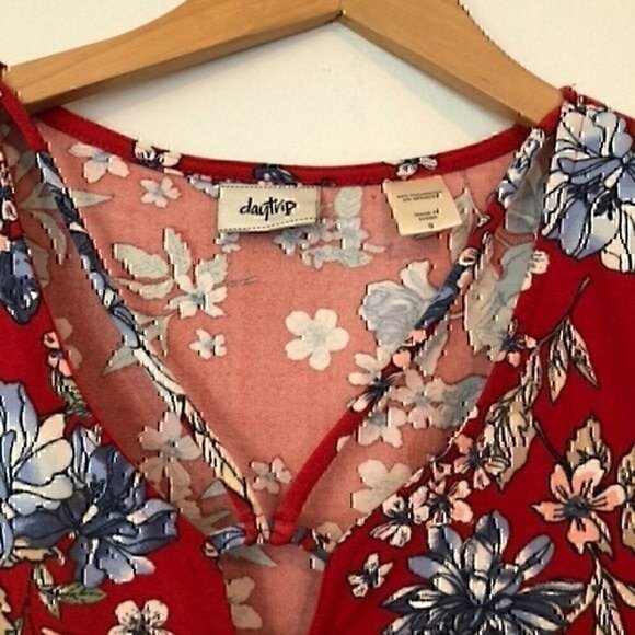 DAYTRIP BUCKLE Floral Strappy Top Red Blue White Short Sleeve Cutout Tee Small - Picture 5 of 7